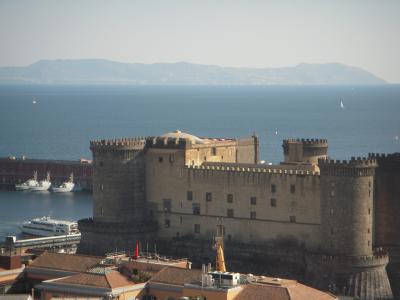 カプリ島とヌオーヴォ城です。