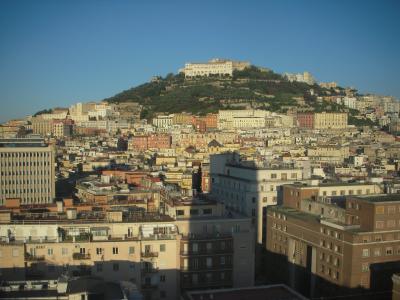 ナポリの丘とホテルの影です。
