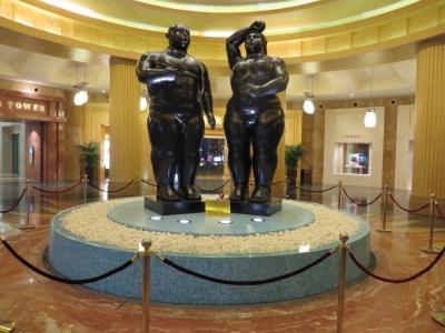 ホテル入口の像
