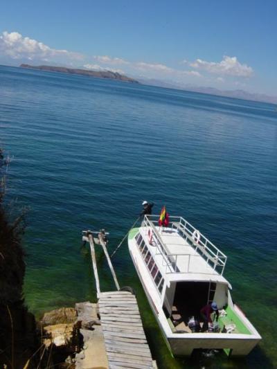 まずは、船で太陽の島に渡ります。