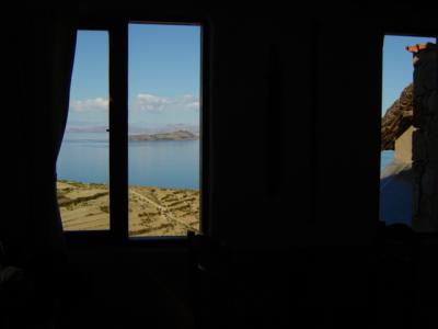 客室の窓から眺めるチチカカ湖と「月の島」