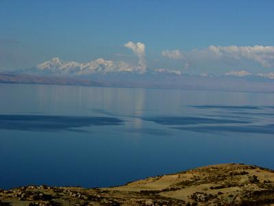 ロッジの外から眺めるチチカカ湖とアンデスの山々。