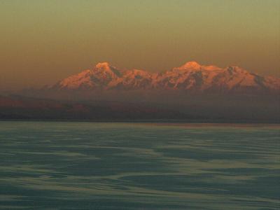 夕日に赤く染まるアンデスの山々。