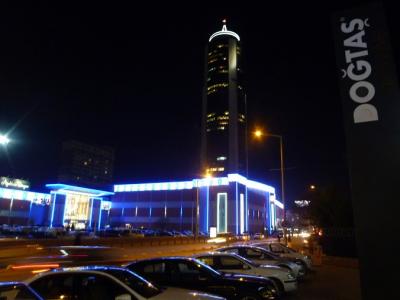 道路の向かいにあるショッピングモールです