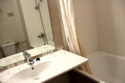 バスタブ、洗面台、トイレが同室にあります