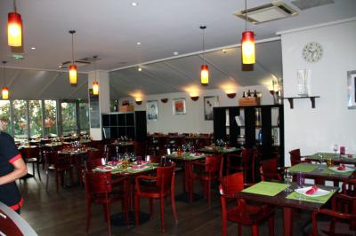 毎朝、毎晩、各国の観光客で賑わうレストラン