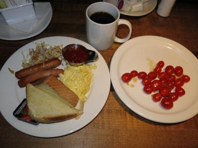 現地調達のミニトマトを持ち込んだら皿を貸してくれました。