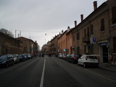 ホテルよりフェラーラ駅への一本道