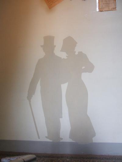 ビルの入り口を開けてもらってホテルへの階段を上るとこんな絵が