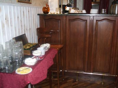 朝食にはいろいろな紅茶が並んでいる