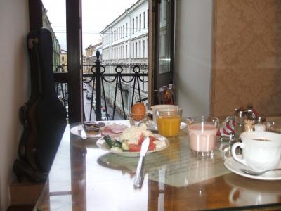 窓からサンクトペテルブルクの街を眺めながらお茶