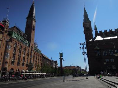 左の建物がホテル