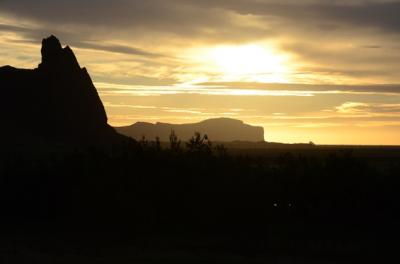 キャビンの窓から見たアイスランドの夜明け。