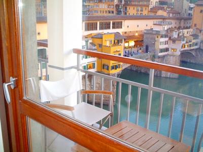 部屋のテラスと、アルノ川に架かるベッキオ橋