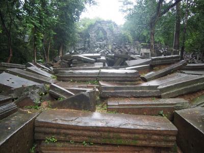 神秘的な崩れた遺跡（別名：自然のアスレチック）