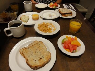 バイキング形式の朝食です。費用はチップのみ。