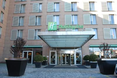 駅側から見るとキレイですが裏は結構古いのがむき出し