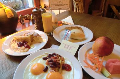 朝食。ブリヌイ、りんごのケーキ、美味しいパン、、、