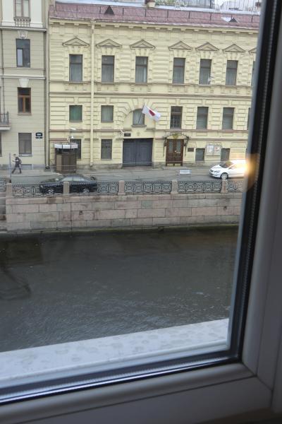 運河の向こうに日本大使館。何かあればあそこへ。