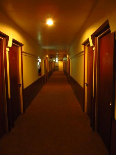 廊下。薄暗くてインド人が跋扈してますｗ
