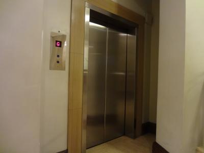 エレベーターはかなり古いですがカードキータイプでセキュリティ