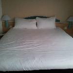 部屋は広くはない