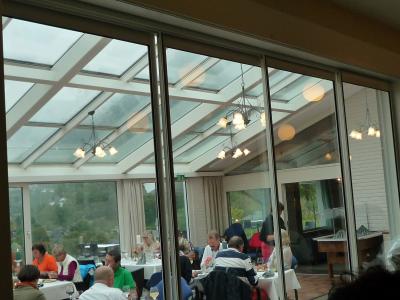 レストランは、周りの景色を堪能できるように天井はガラス張り