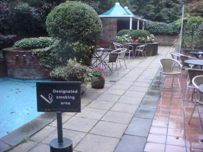 喫煙者は裏庭で。