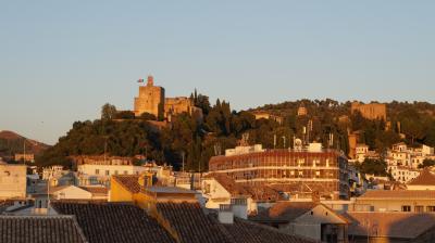 テラスからの眺望、夕日にそまるアルハンブラ宮殿