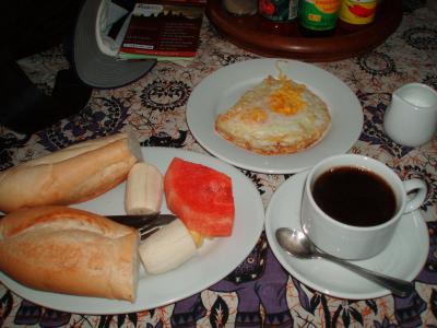 卵料理に焼きたてのフランスパン&果物の朝食！