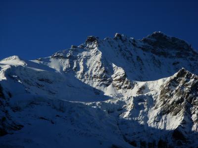 ホテルのすぐ外から眺めるユングフラウ方面