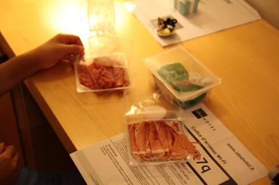 近くに小さいモール、イケア。