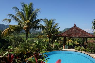 屋根の下は　食事処　眺めサイコー