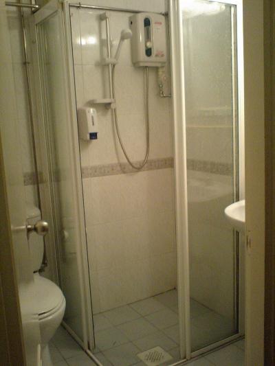 バスタブはなし。シャワーブースのみ。