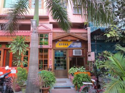 人気の宿なので電話予約が確実です