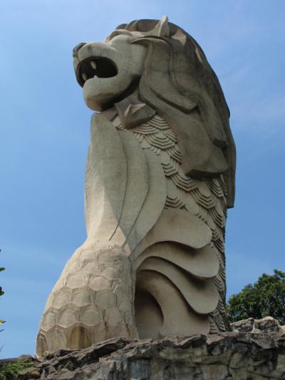 中から登れるセントーサ島のマーライオン