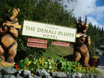 ホテル入口の看板。各所にクマの木彫あり。