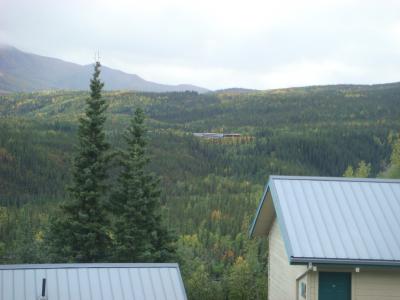宿泊棟の屋根越しにアラスカ鉄道の客車が見えた。