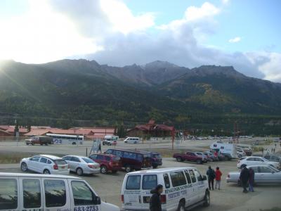 ホテルの坂を下りたあたりの駐車場。道路の反対側は豪華ホテル