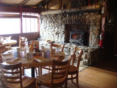 隣接したレストランの内部。