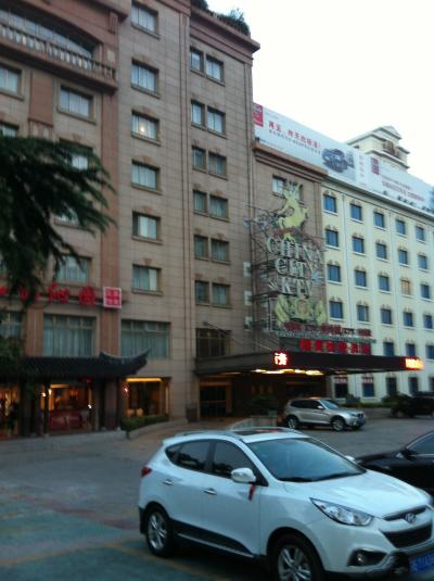 ホテル脇のカラオケクラブ入り口