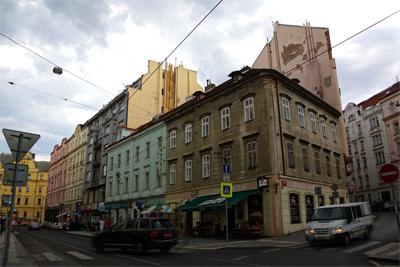 角から二軒目の　薄青っぽい建物