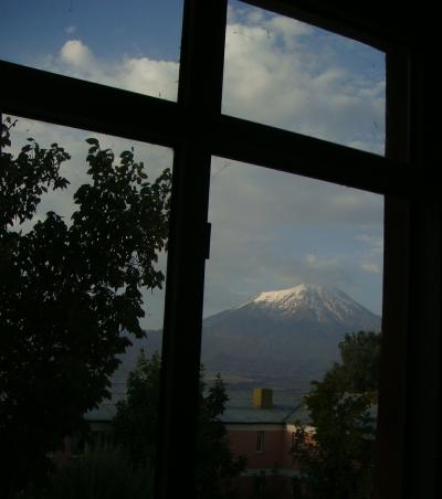 客室の窓から眺めるアララット山。