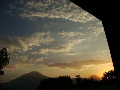 小アララット山（右側）の山腹からの日の出。