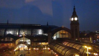 ４階の窓から見えた駅の夜景。