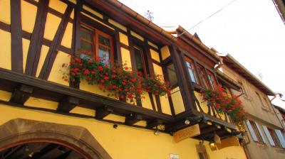 お店(2階はアパートメントホテル)の外観