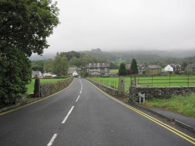 ホテルの前をまっすぐ行くとグラスミアの町に