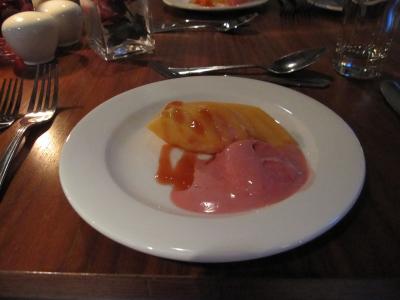 夕食にメロンが前菜で出てびっくり！もうデザートかと…笑