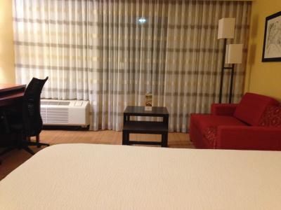 ビジネスデスクとソファー。コーヒーは美味しくなかった。