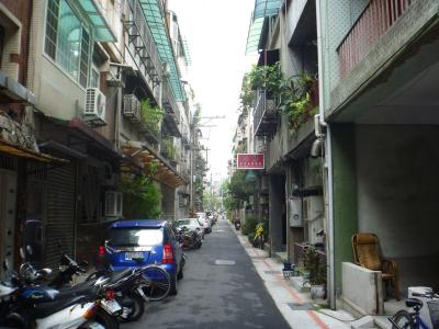 ホテル前の道。右側前から２番目に写っているのがパピヨンステイ